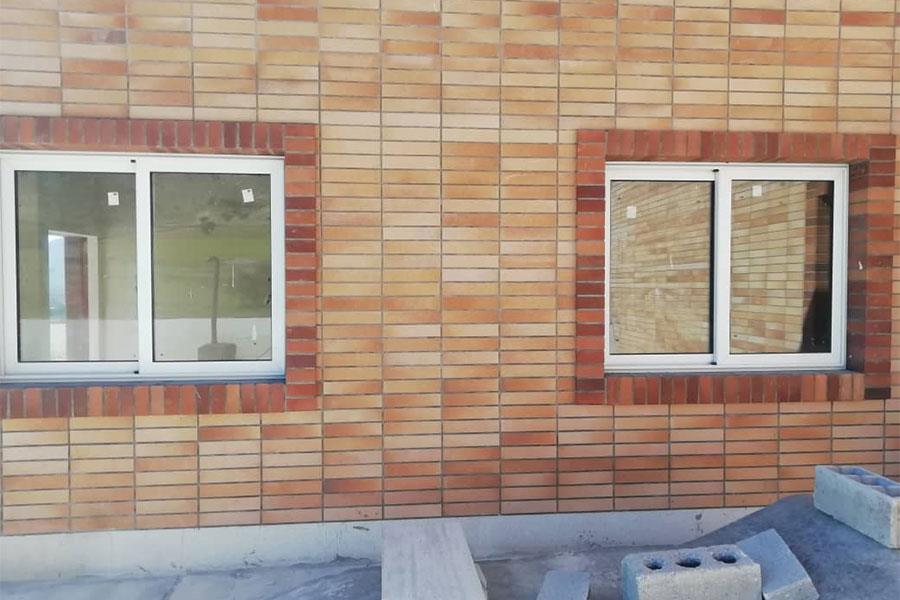ساخت و نصب پنجره و دربهای آلومینیوم ترمالبریک سفید پروژه بیمارستان شهرستان مصیری (4)